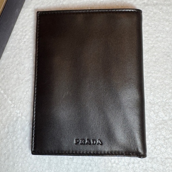 Prada Elegant Leather Card Holder wallet - Picture 2 of 13